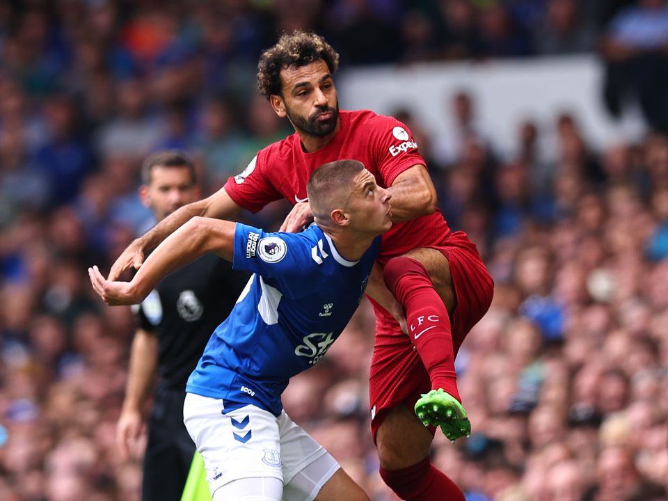 Vitalii Mykolenko of Everton and Mohamed Salah of Liverpool battle. Photo: Robbie Jay Barratt - AMA/Getty Images