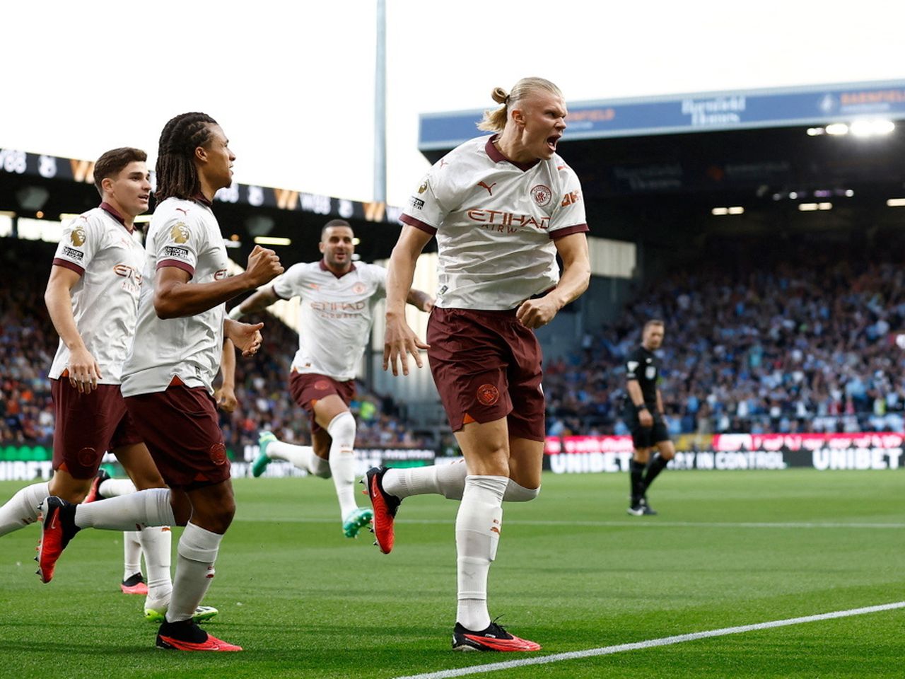 Erling Haaland strikes twice as Manchester City hit Southampton for four