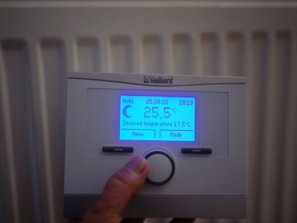 A general view of a domestic home wireless room thermostat. 2.