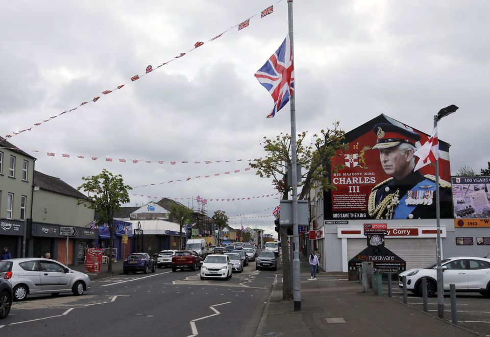 Une nouvelle fresque du roi Charles III a été dévoilée vendredi soir sur Shankill Road, à Belfast, en Irlande du Nord, près de la fresque de sa défunte mère, la reine Elizabeth.