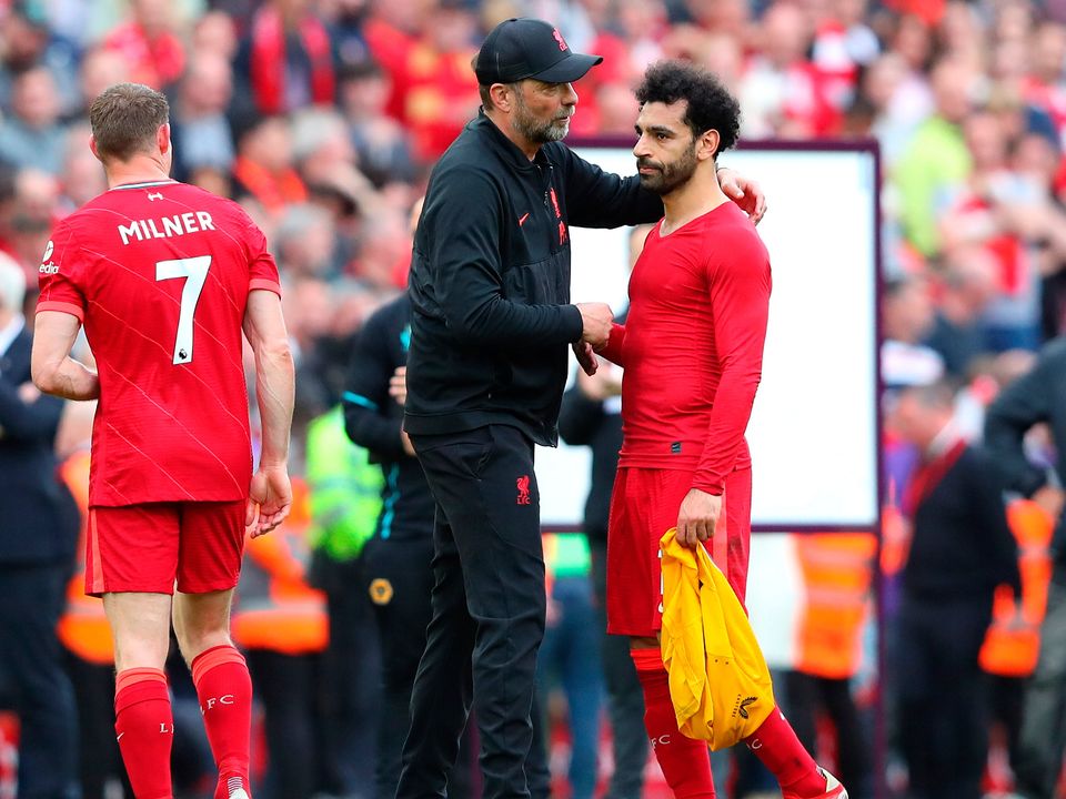 Jurgen Klopp and a dejected Mohamed Salah of Liverpool reflect on a title near miss. (Photo by Alex Livesey/Getty Images)