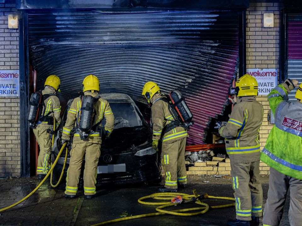 Incidente de embestida de bomberos en el Centro de bienvenida en Townsend Street, al oeste de Belfast, el 23 de julio de 2024 (foto de Kevin Scott)