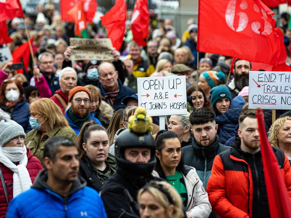 Crowds gather at Arthur's Quay park in Limerick to protest over severe overcrowding at UHL.
Pic:Mark Condren
21.1.2023