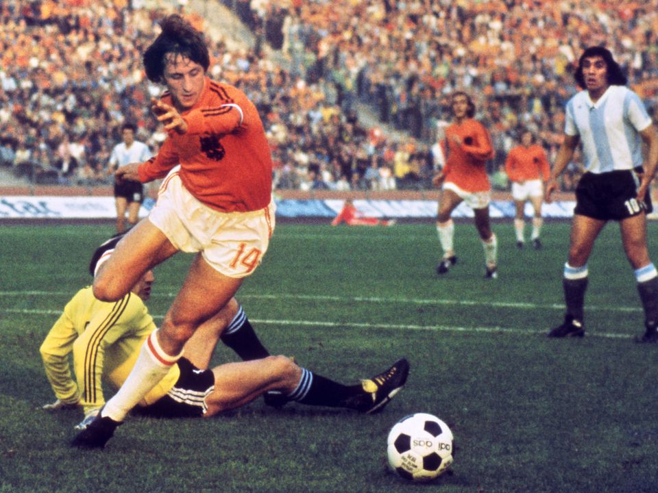 Dutch midfielder Johann Cruyff dribbles past Argentinian goalkeeper Daniel Carnevali on his way to scoring a goal during the World Cup quarterfinal soccer match between the Netherlands and Argentina on June, 26, 1974 in Gelsenkirchen. Cruyff scored two goals to help the Netherlands defeat Argentina 4-0.        AFP PHOTO (Photo credit should read STF/AFP via Getty Images)