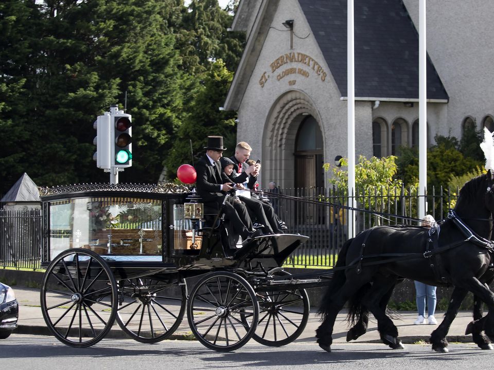 26/09/2022  The horse drawn carriage bearing the remains makes its way to Mount Jerome  pictured after the funeral of Tony Dempsey (28), whose decomposing remains lay undiscovered in the  Kevin Barry complex on Coleraine Street in Dublin’s north inner city for up to 10 days. His funeral took place this morning at St Bernadette's Church, Clougher Road, Crumlin. ..Picture Colin Keegan, Collins Dublin