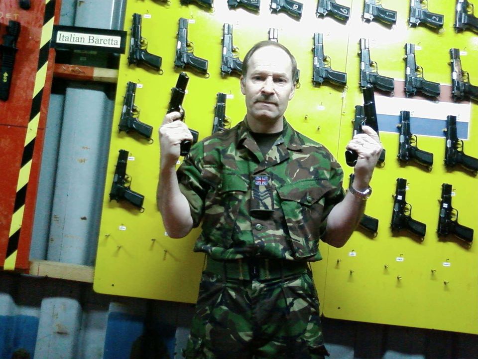 McCluskey posa con pistolas en Bosnia