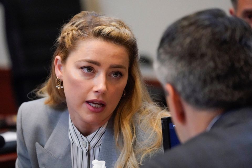 Actor Amber Heard speaks to her legal team in the courtroom. Photo: AP