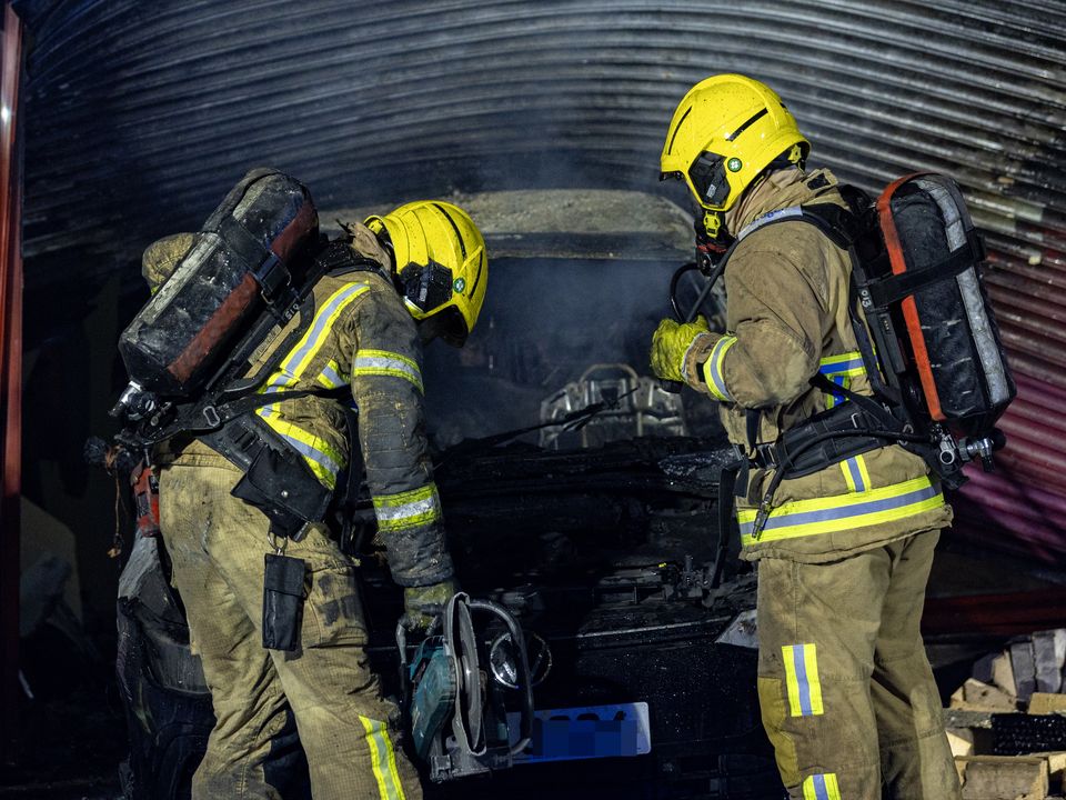 Incidente de embestida de bomberos en el Centro de bienvenida en Townsend Street, al oeste de Belfast, el 23 de julio de 2024 (foto de Kevin Scott)